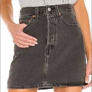 Levi’s “Mile High” skirt Washed black sz 25(0/1)